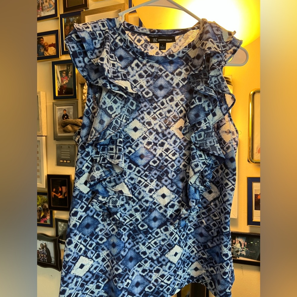 Short sleeve INC ruffled print top.